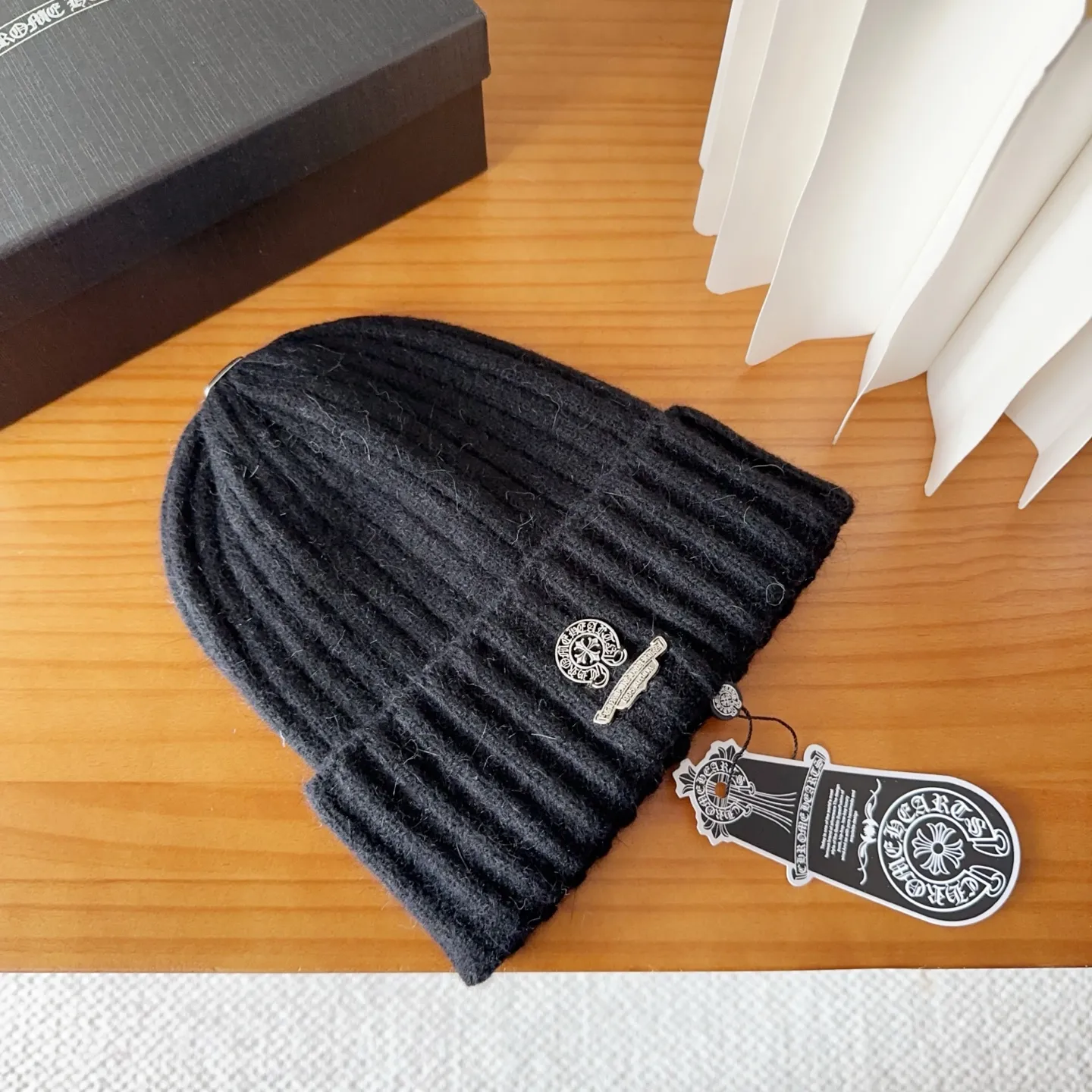 💰60 Crow Heart Autumn and Winter Wool Knitted Beanie This must be a favorite of minimalism. It is clean, neat, fashionable and versatile, and will definitely not be picky about your face shape! A fashionable classic that lasts forever! Fashionable black and white can be purchased together!